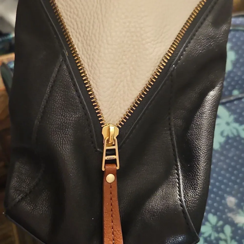 Fossil Gwen Shopper Tote – Black Goat Leather + Brown Trim, Zip Sides